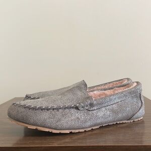 NWOT Clarks Leather Moccasin Slippers Faux Fur Lining Metallic Sz 11M